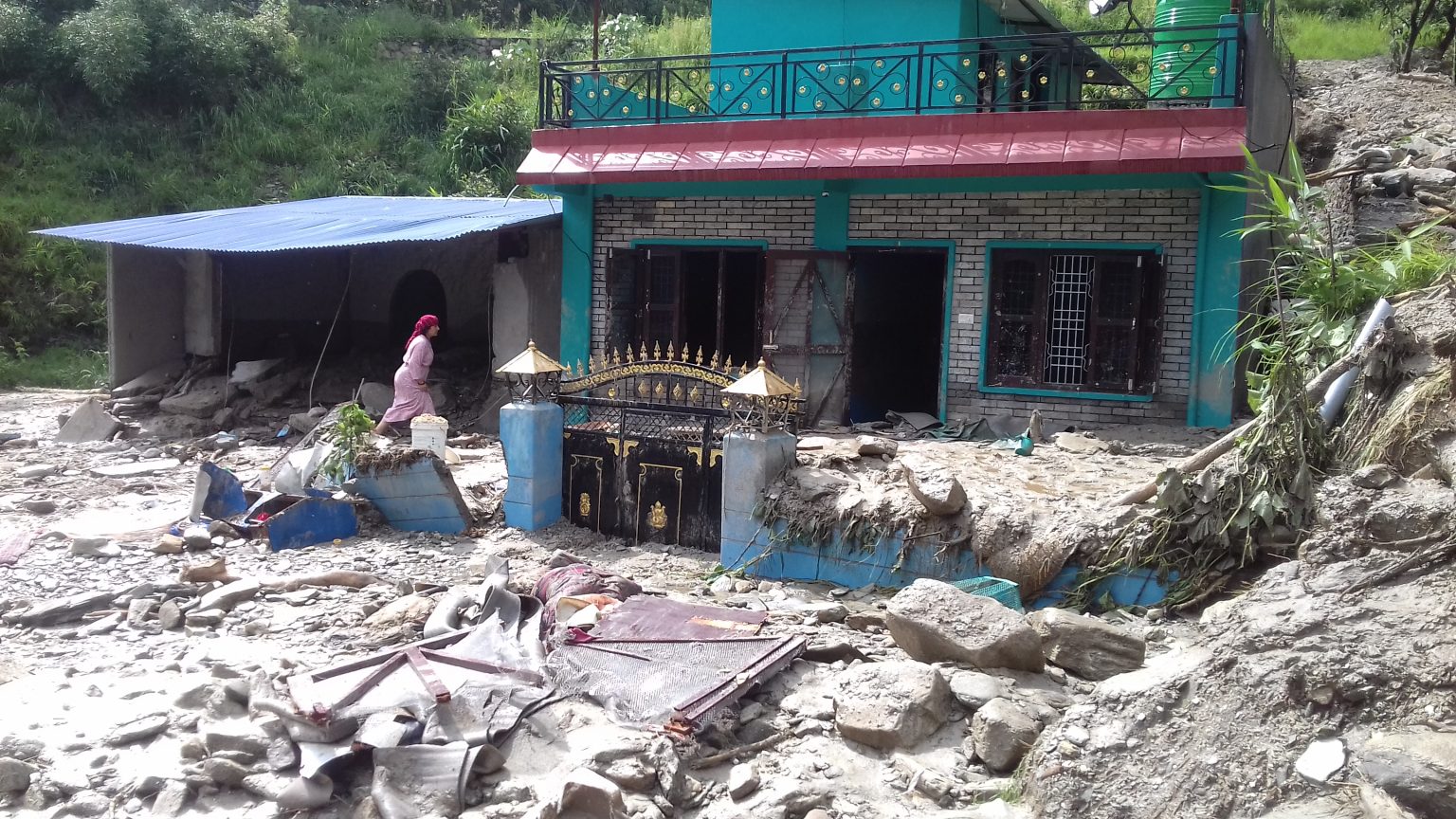 भारी वर्षाले पोखरामा सडकसँगै घर भासियो