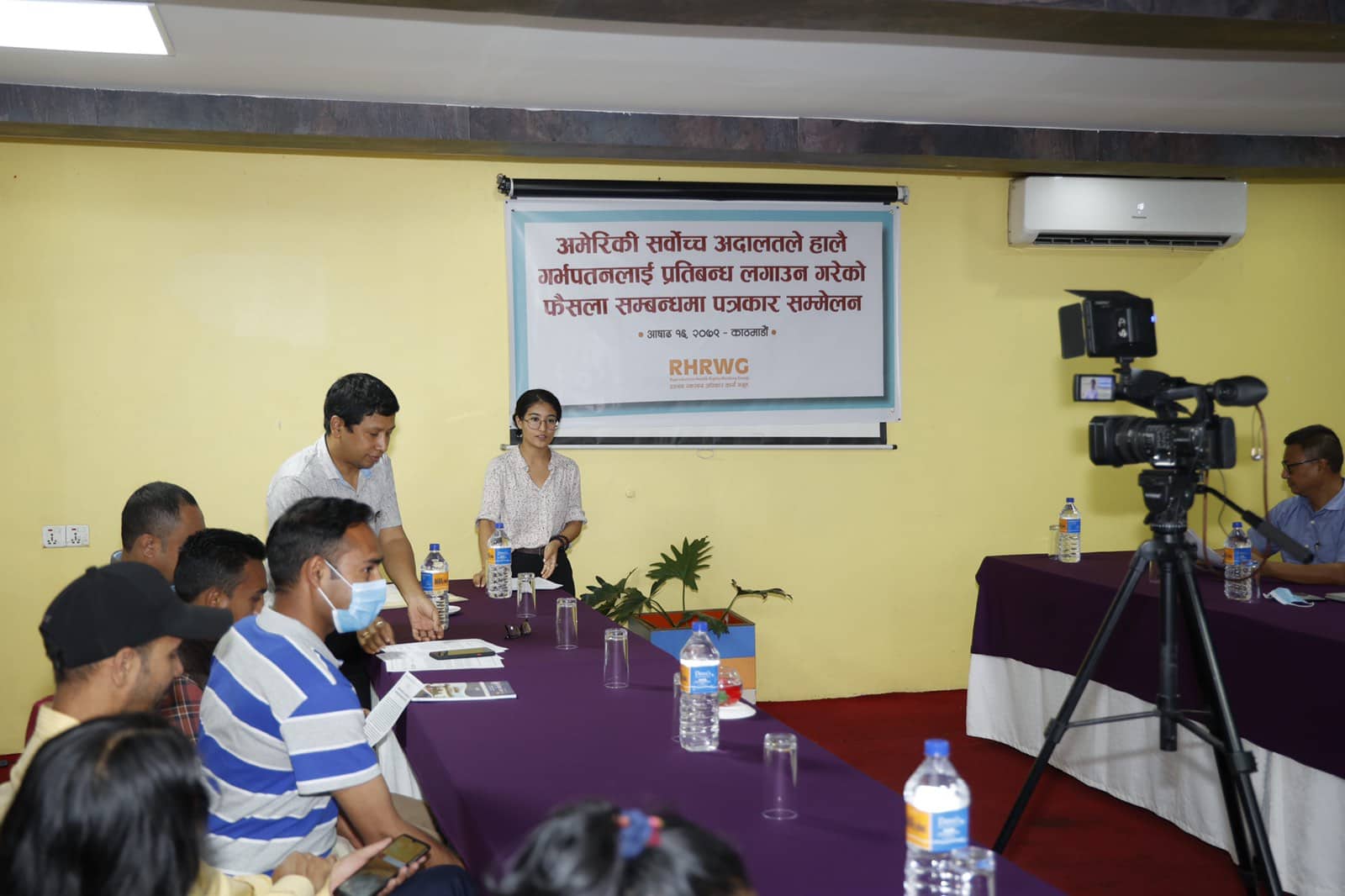 अमेरिकी अदालतले महिलालाई गर्भपतनको अधिकार कुण्ठित गरेकामा विरोध