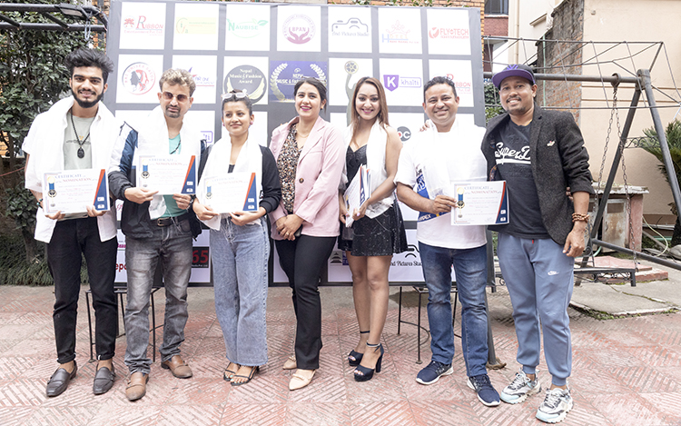 म्युजिक एण्ड फेसन अवार्डका मनोनितलाई प्रमाणपत्र