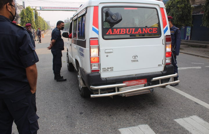 एम्बुलेन्सले यात्रु ओसार्दा …