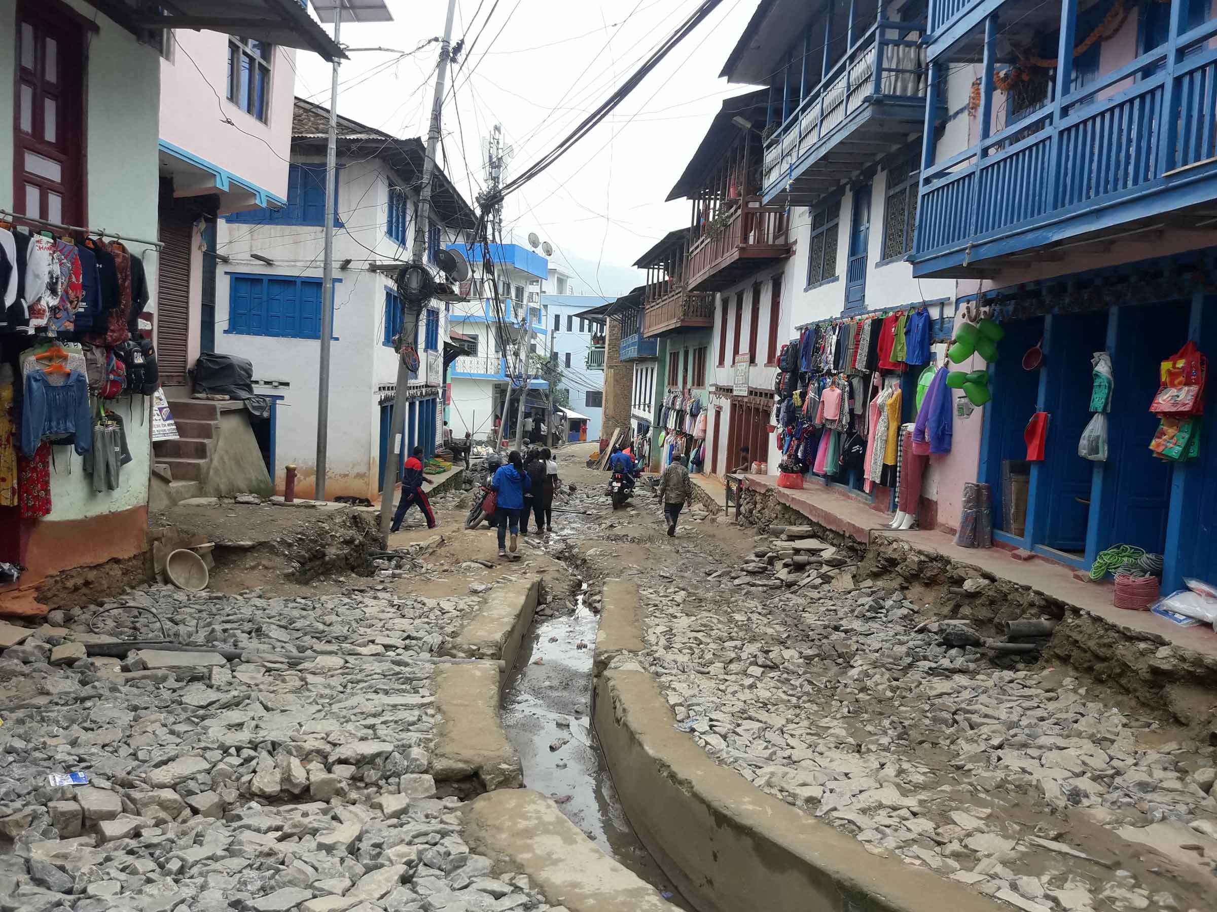 ठेकेदारले टेरेनन् नगरको निर्देशन, सुचारु भएन सडक ढलान