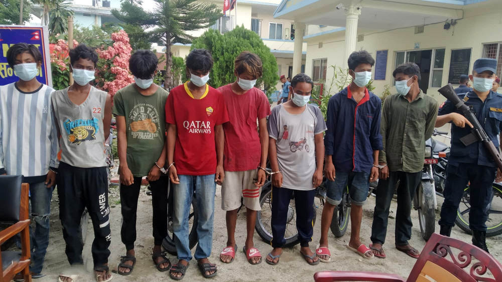 बाह्र मोटरसाइकलसहित आठजना पक्राउ