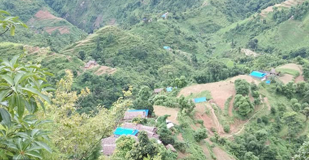 जमिन भासिँदा कटारीको तिल्केचौरका १७ घर जोखिममा