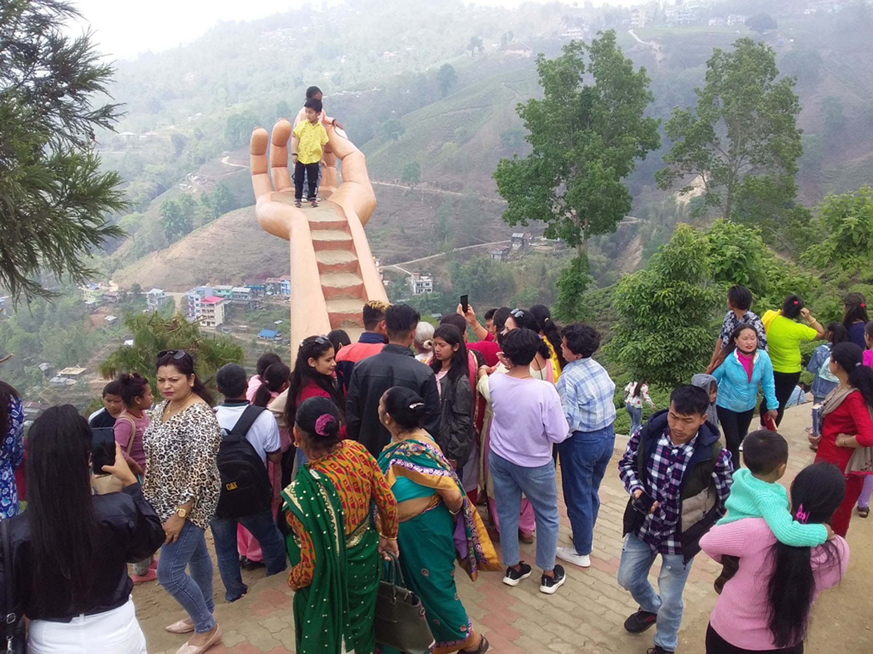 हत्केलामा बसेर फोटो खिचाउनेको भीड