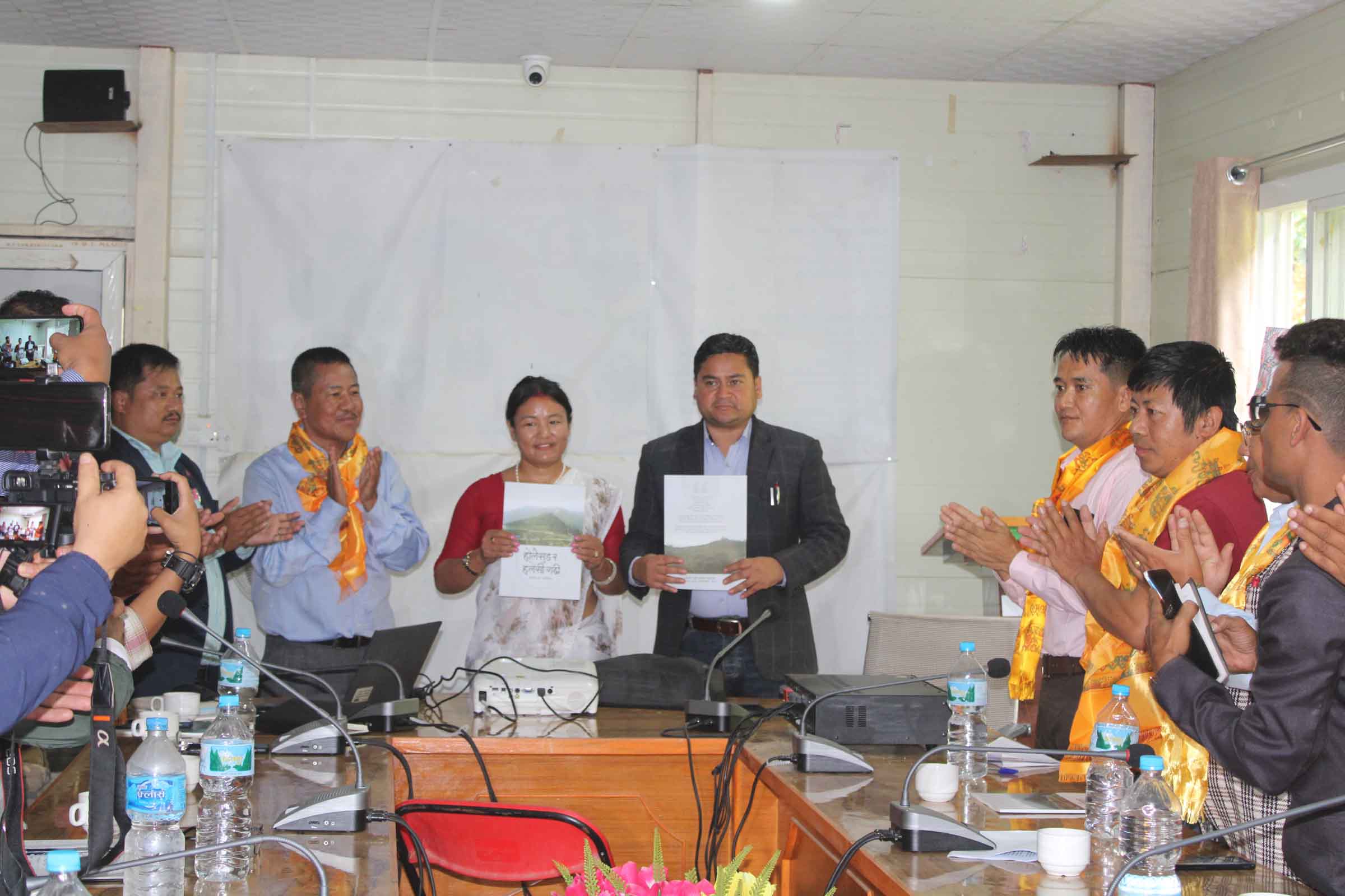 हलेसी गढीको इतिहास पुस्तक र वृत्तचित्रमा 