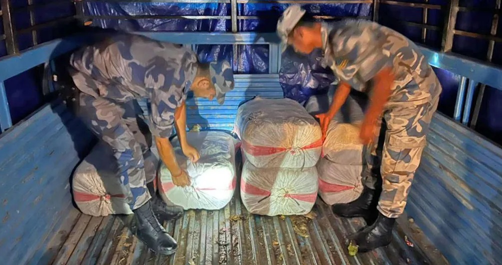 तरकारी लिएर भारत जाँदै गरेको ट्रकमा ६ बोरा गाँजा