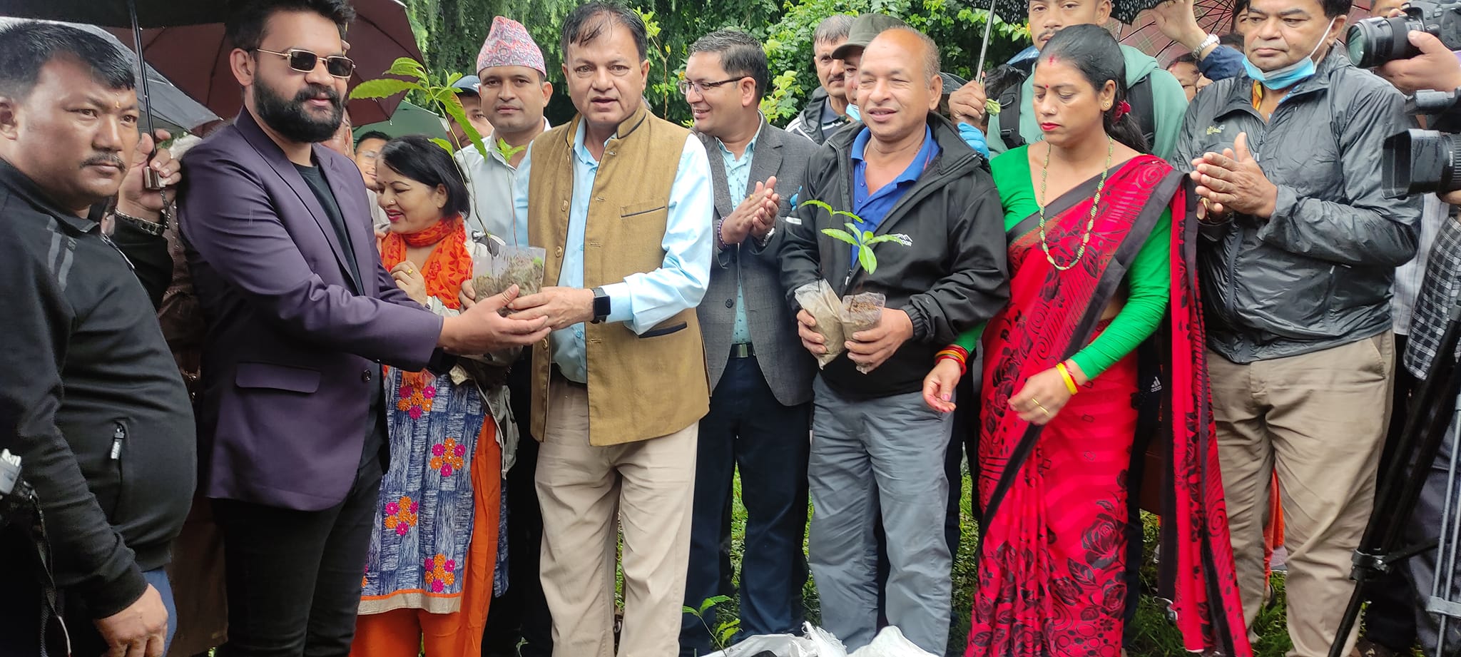 खाँदवारी नगरप्रमुख थपलियाले पशुपति क्षेत्रमा रुद्राक्षको विरुवा उपलब्ध गराउने