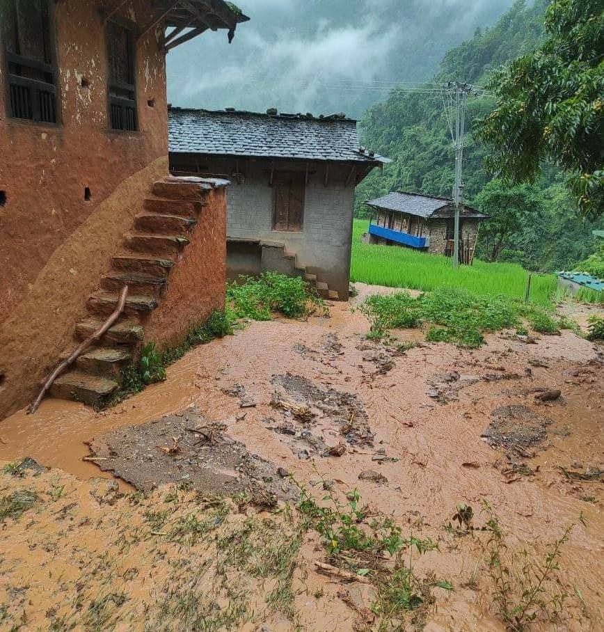 पहिरोमा पुरिएका आमाछोरीको मृत्यु, एक जनाको उद्धार