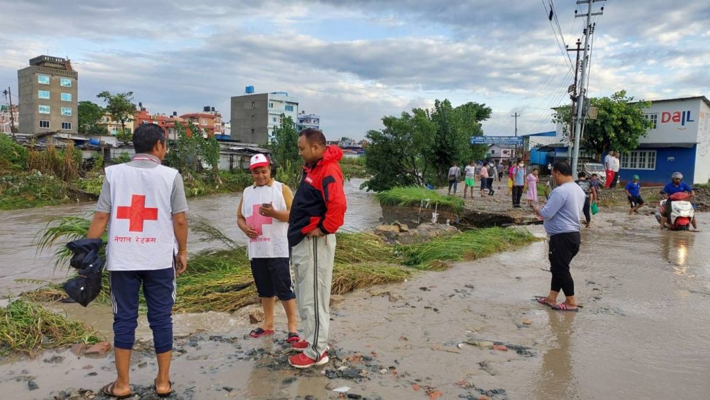 मनोहरा सुकुम्वासी बस्ती डुबानमा, स्थानीयको भागाभाग