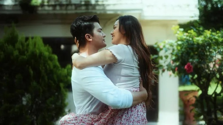 ‘फूलै फूल दिन्छौ की’ मा आकाश र करुणा