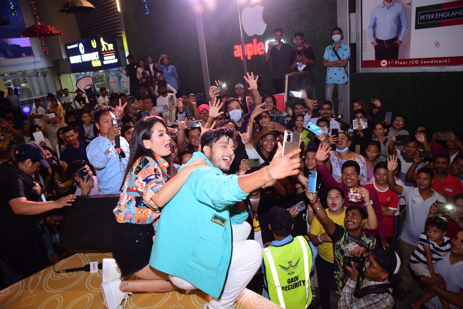 चितवनमा हजारौं दर्शकले घेरे कृष्ण र लीलालाई