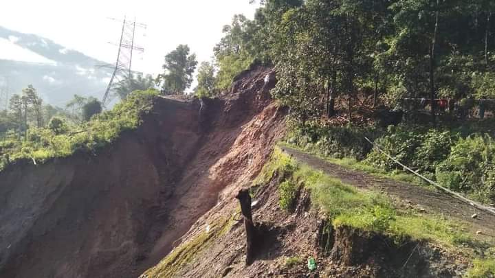 तीन महिनादेखि उदिपुर पहिरोले अवरुद्ध बाटाेकाे विकल्प खोजिएन
