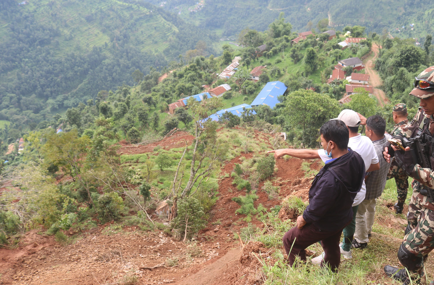 पहिरोको चपेटामा रामतोला बस्ती