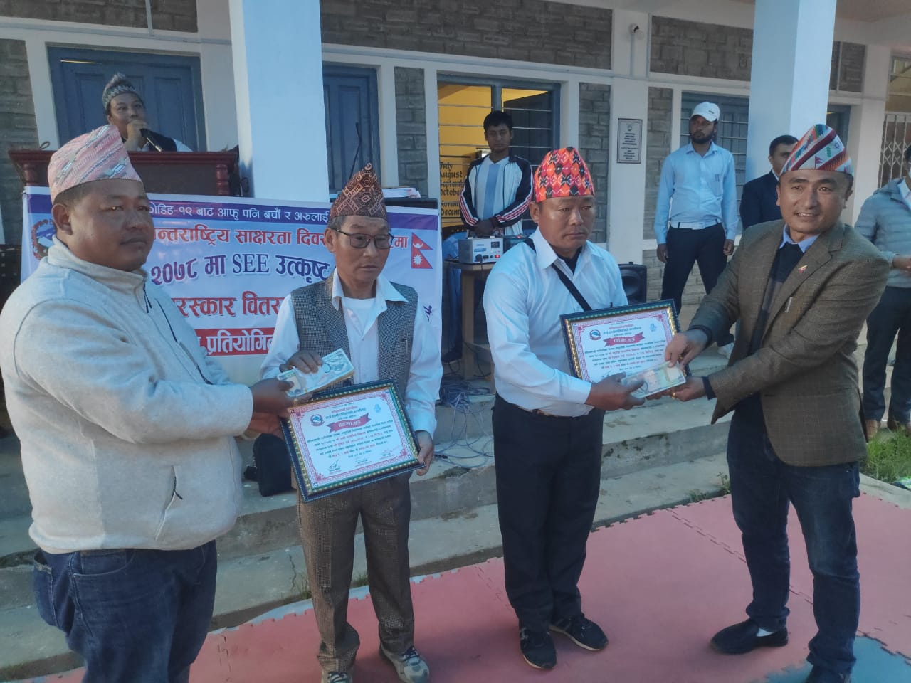 उत्कृष्ट अंक ल्याएर एसइई उत्तिर्ण गर्ने छात्र-छात्रा पुरस्कृत