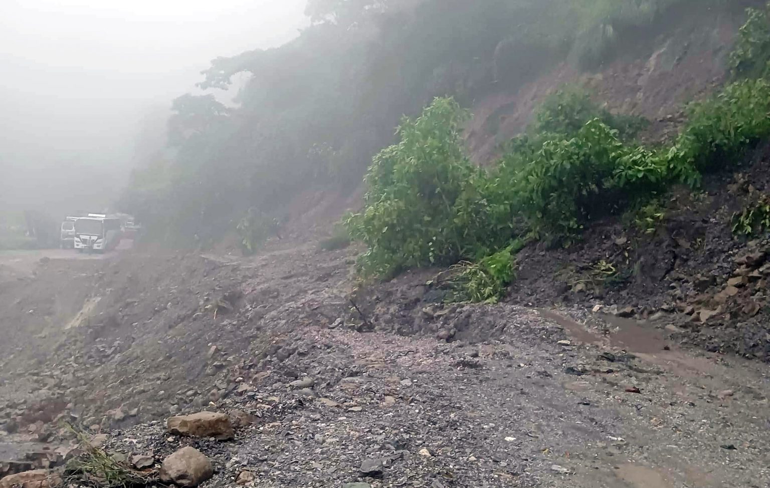 सिद्धार्थ राजमार्गमा नयाँ डाइभर्सनमा पनि पहिरो खस्यो