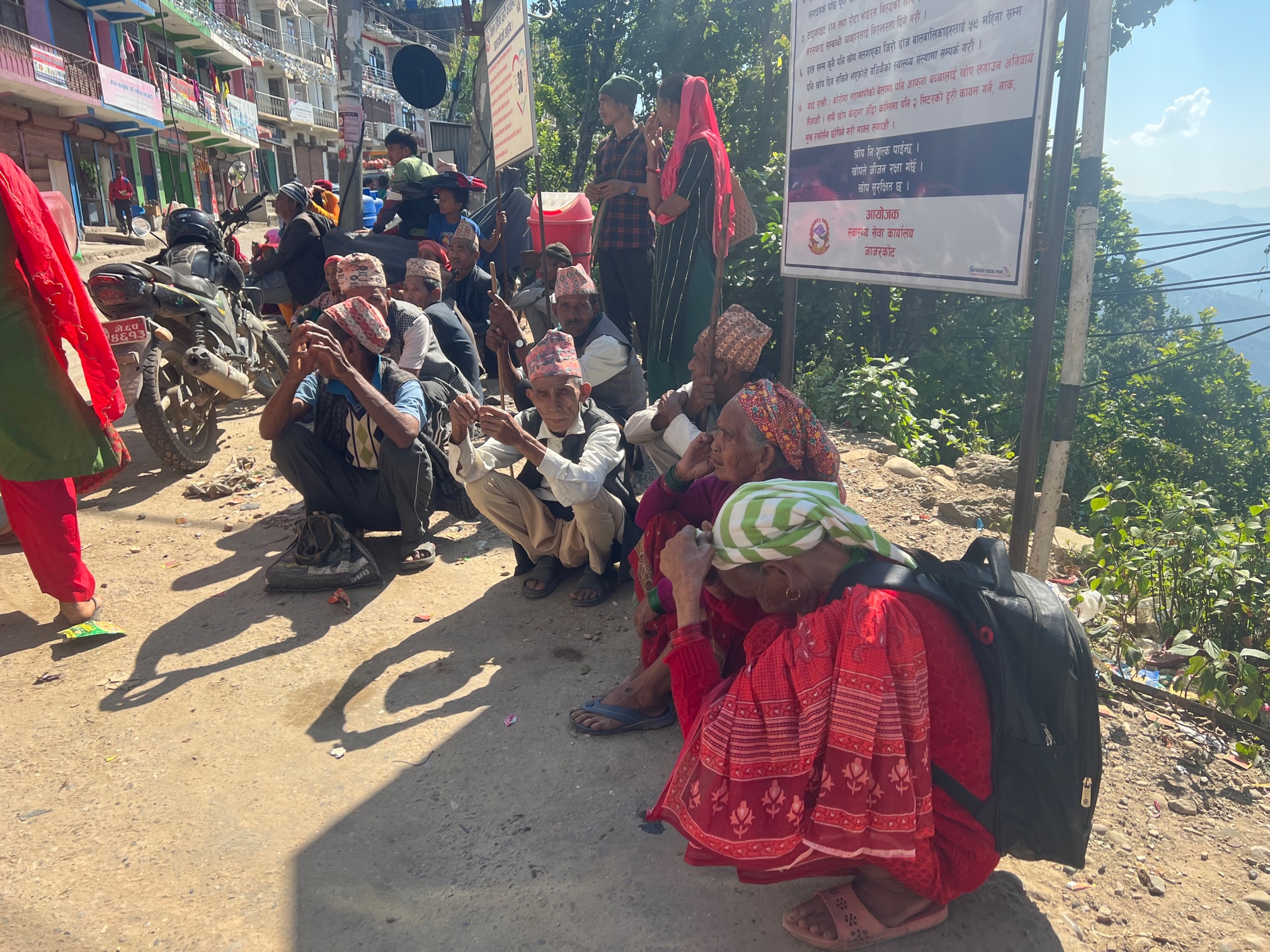 सडकमा बसेर बैंकमा पालो कुदै वृद्धवृद्धा