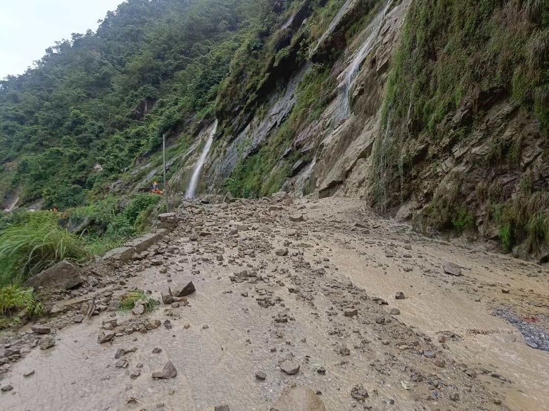 पाल्पामा निरन्तरको झरीले राजमार्ग अवरुद्ध