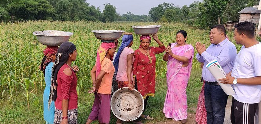 उम्मेदवार भोट माग्दै खेतबारीमा