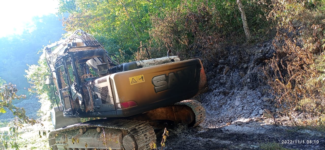 अज्ञात समूहद्वारा ओखलढुंगामा स्काभेटरमा आगजनी