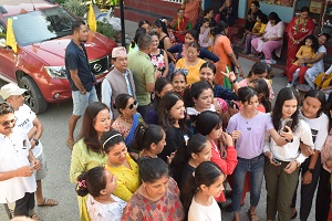 घरदैलोमा पुगेकी रेखालाई सुन्दरहरैंचाका महिलाको साथ