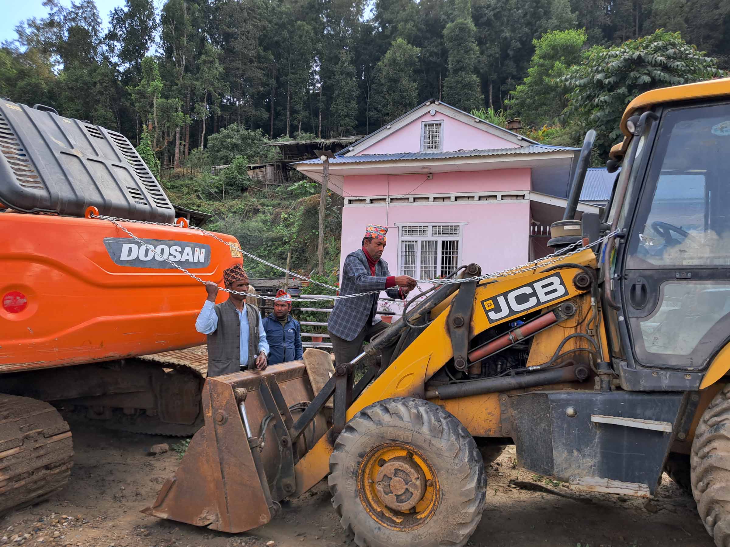 योजना अलपत्र पार्ने निर्माण व्यवसायीको मेसिनमा नगरपालिकाको ताला