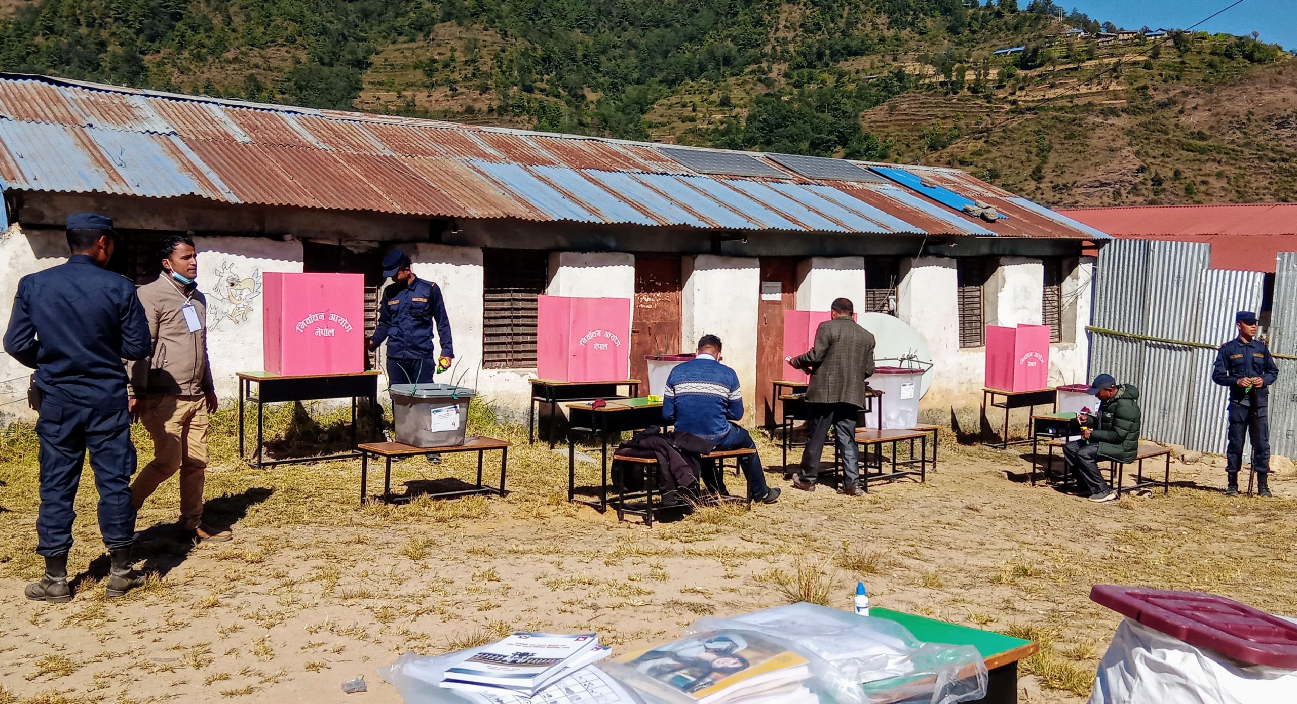 दोलखाको १० मतदान केन्द्रमा मतदान जारी