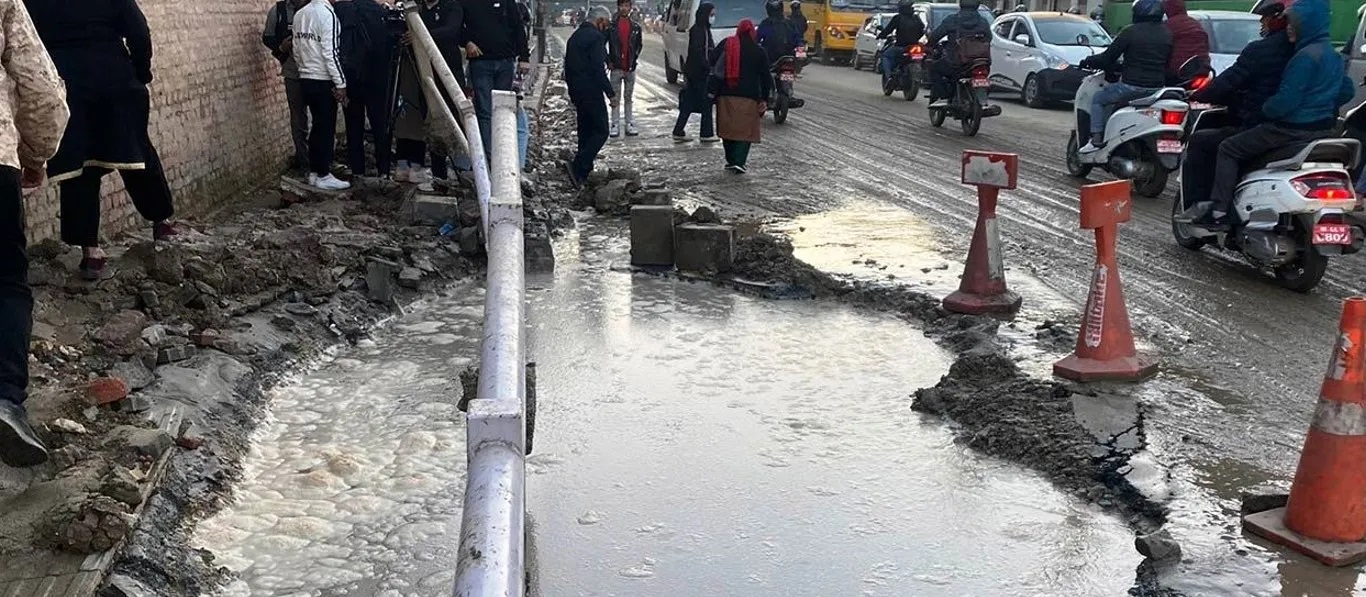 पाइप फुटेपछि पुरानै सञ्जालबाट पठाइयो पानी