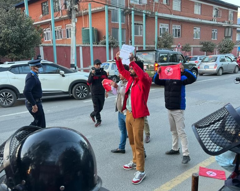 लामिछानेको नागरिकता छानबिन माग गर्दै प्रदर्शन