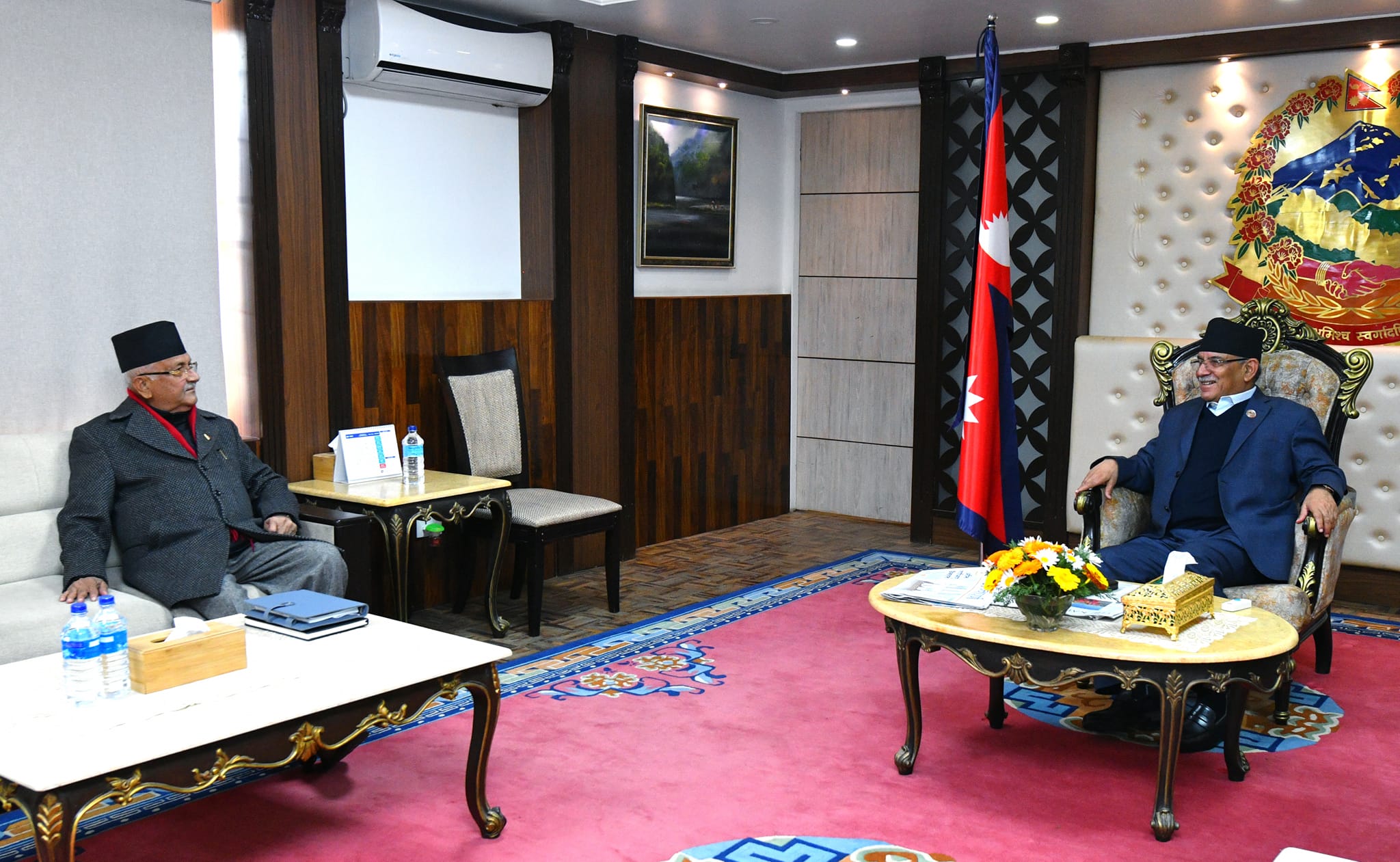 प्रधानमन्त्री प्रचण्ड र ओलीबीच भेटवार्ता