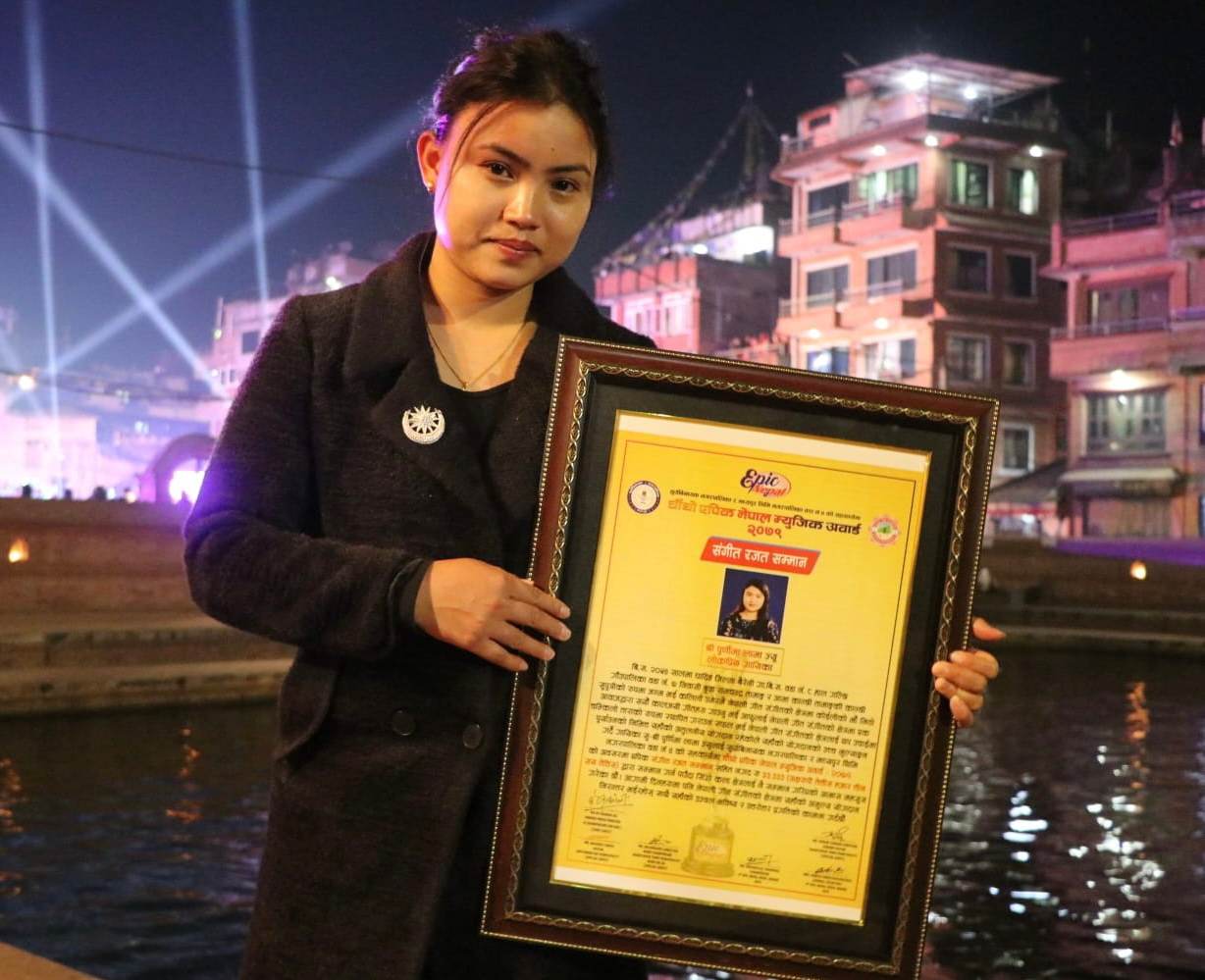 पूर्वप्रधानमन्त्री ओलीबाट गायिका पूर्णिमा लामा सम्मानित