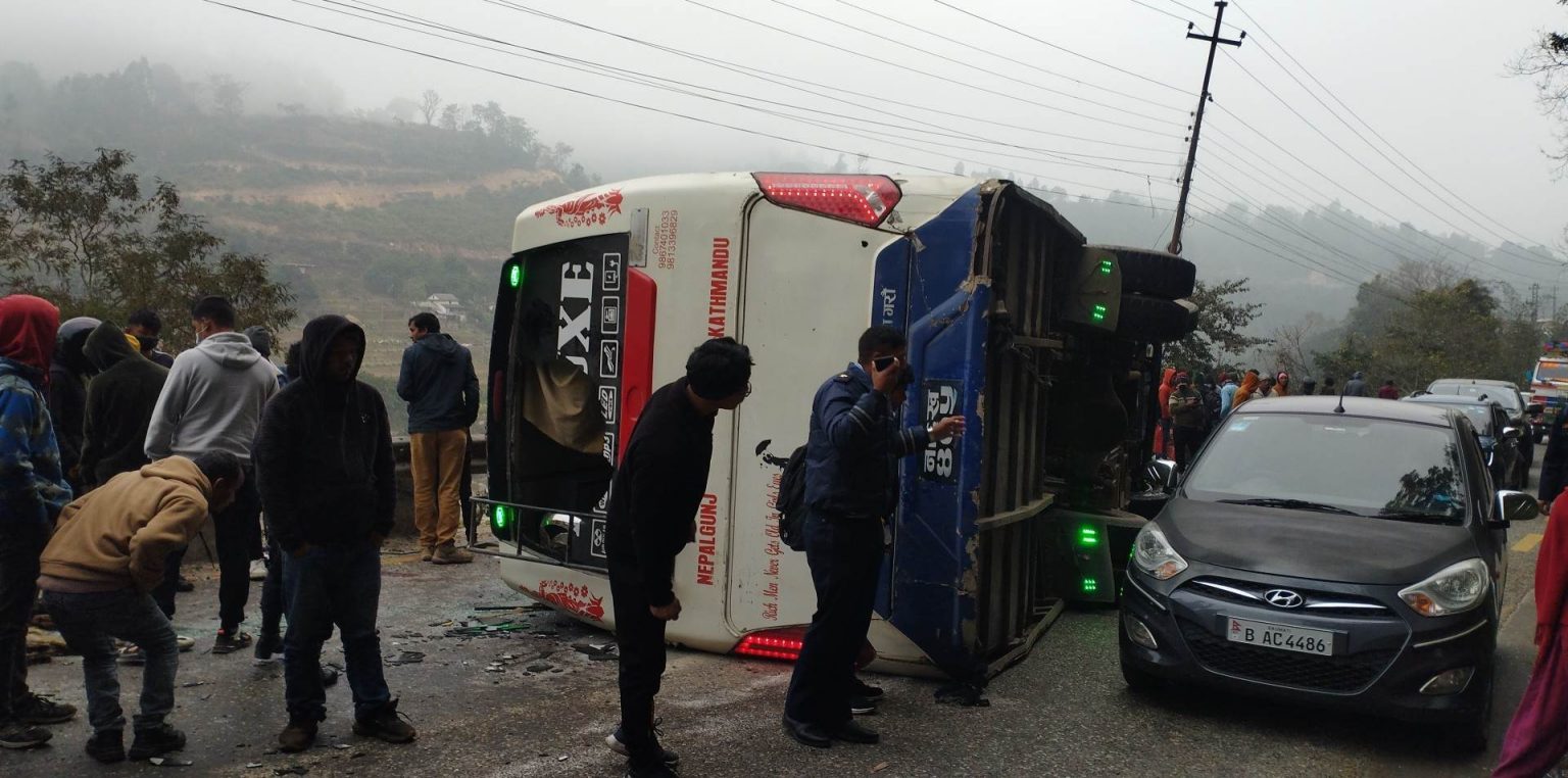 पृथ्वी राजमार्गको सलाङ्गघाटमा बस दुर्घटनाः सात जना घाइते