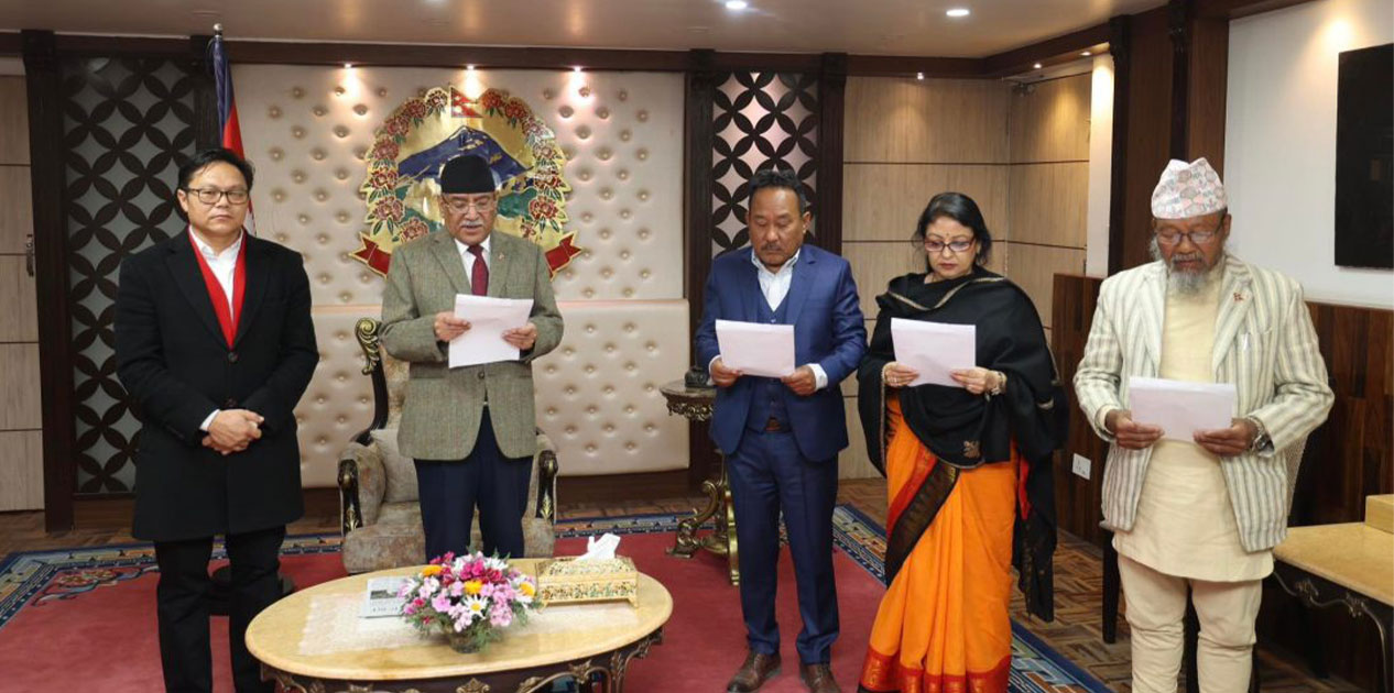 तीन जना कुलपतिद्वारा पद तथा गोपनीयताको शपथ ग्रहण