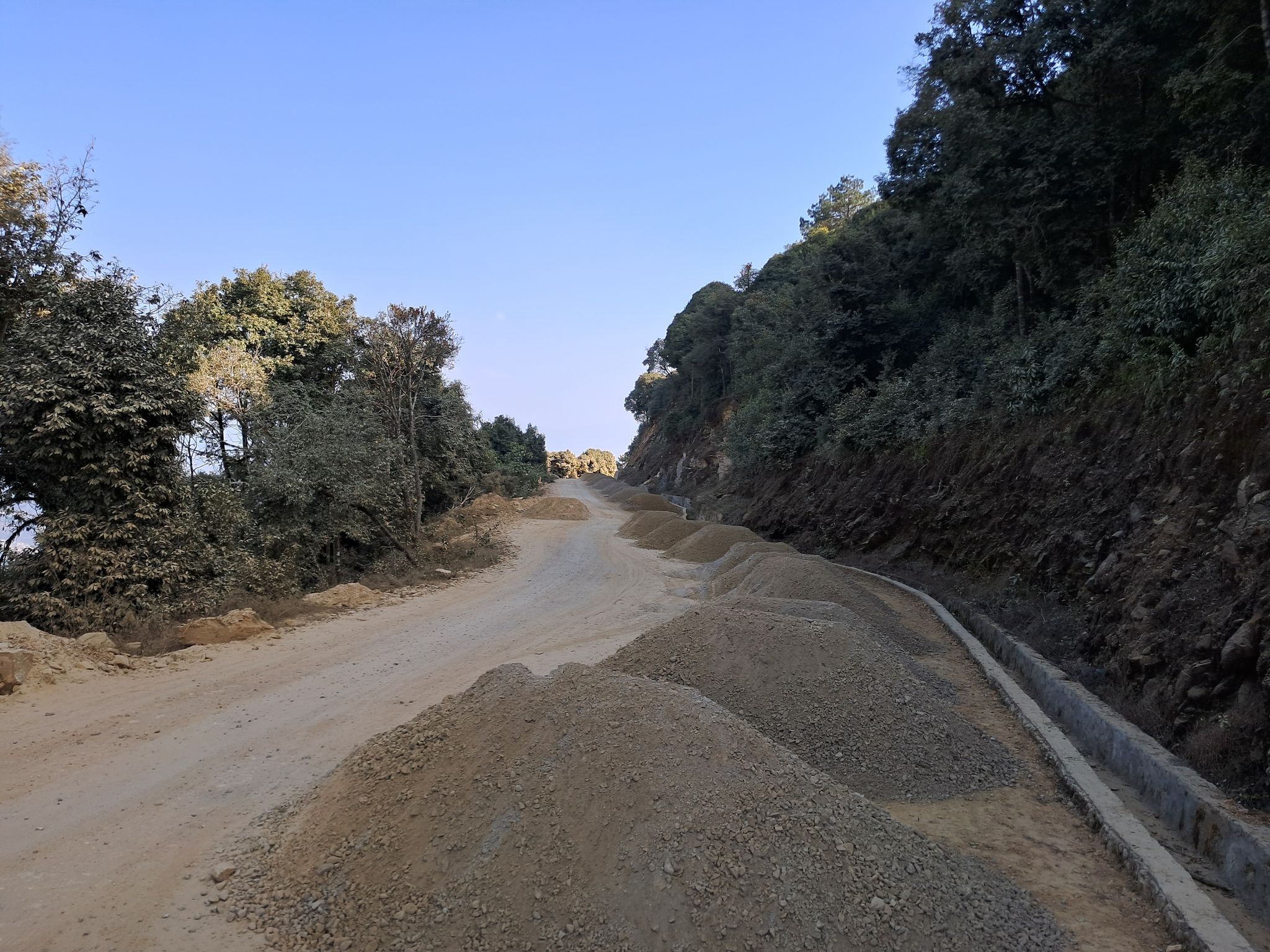 कालोपत्रेको ठेक्का लिएको ठेकेदार उपकरण उठाएर हिँड्यो