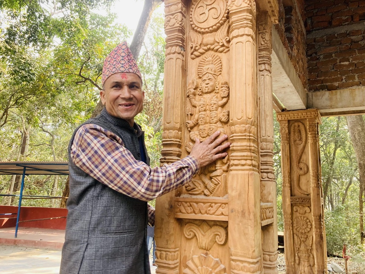 काष्ठकलामा ७ पुस्तादेखिको विरासत जोगाउँदै भीमबहादुर
