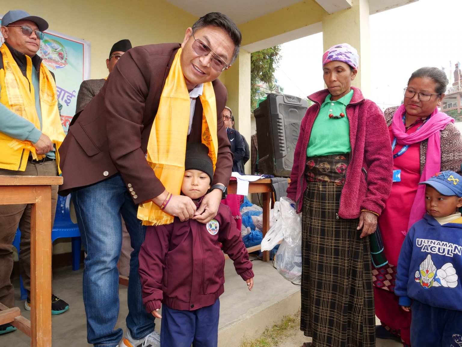 गाउँपालिकाबाट छात्रछात्रालाई पोशाक वितरण