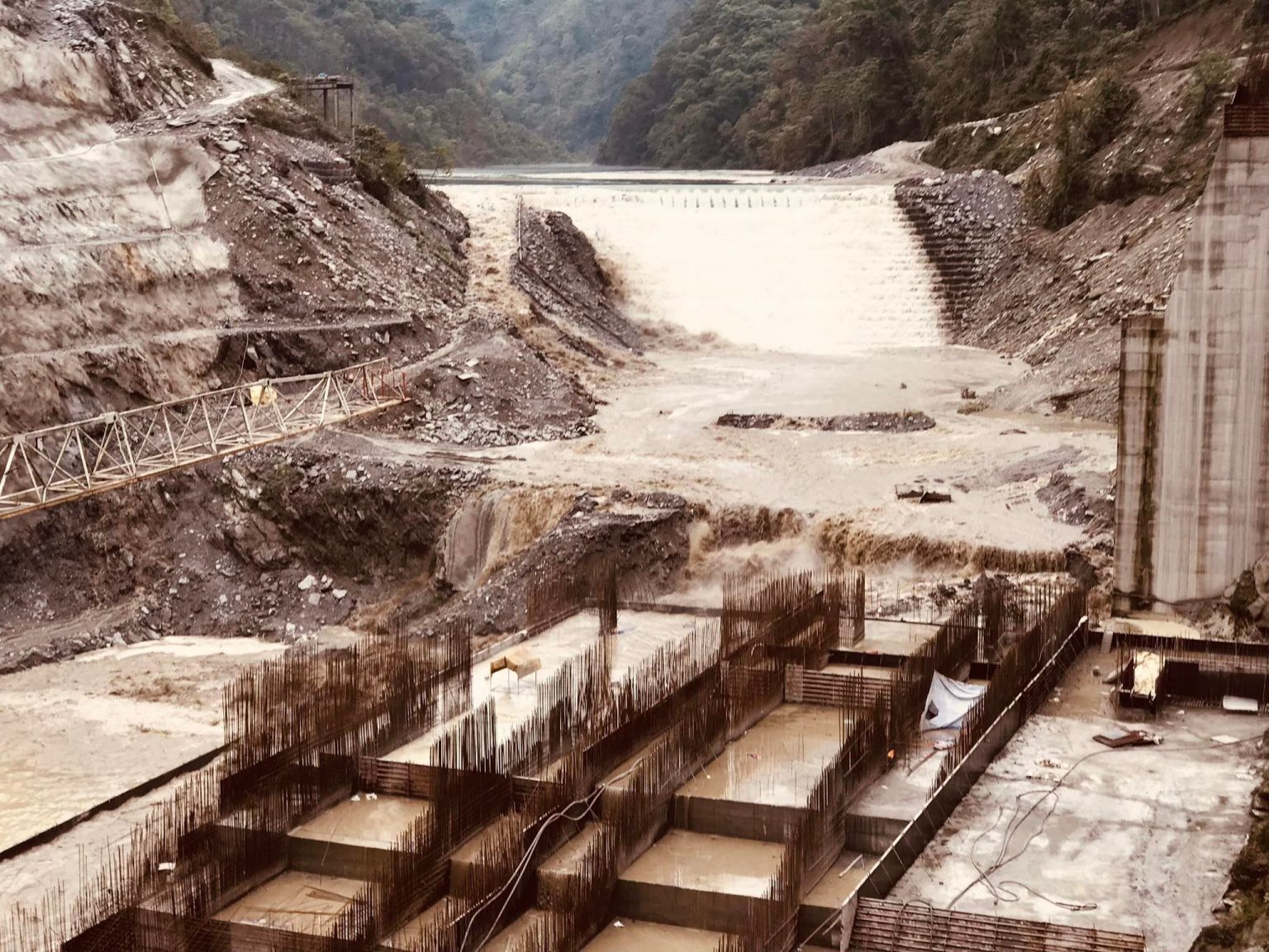 अरुण नदी ८ घण्टापछि ड्याम भरिएर बग्न थाल्यो