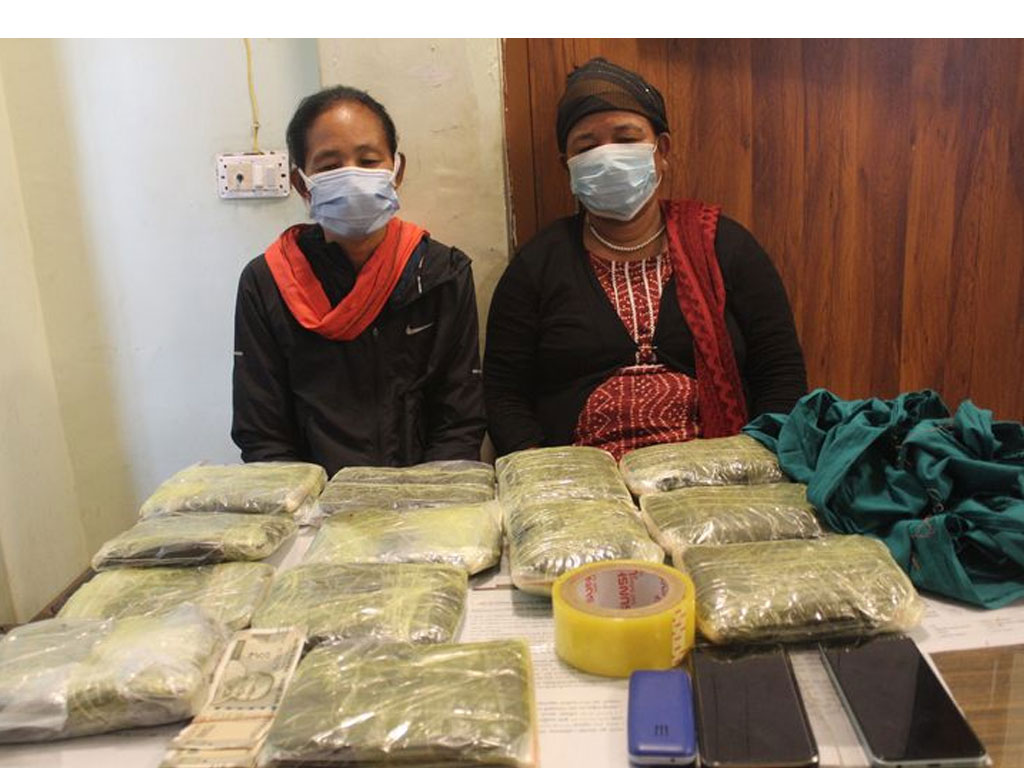 दश किलो चरेससहित २ महिला पक्राउ