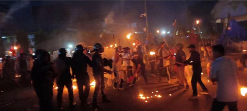 दमक झडपः १० प्रहरीसहित २२ जना घाइते