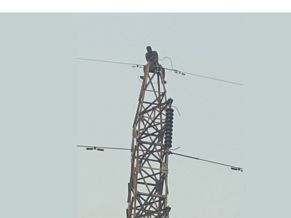 ११ घण्टापछि ओर्लिए हाइटेन्सन लाइनको पोलबाट युवक