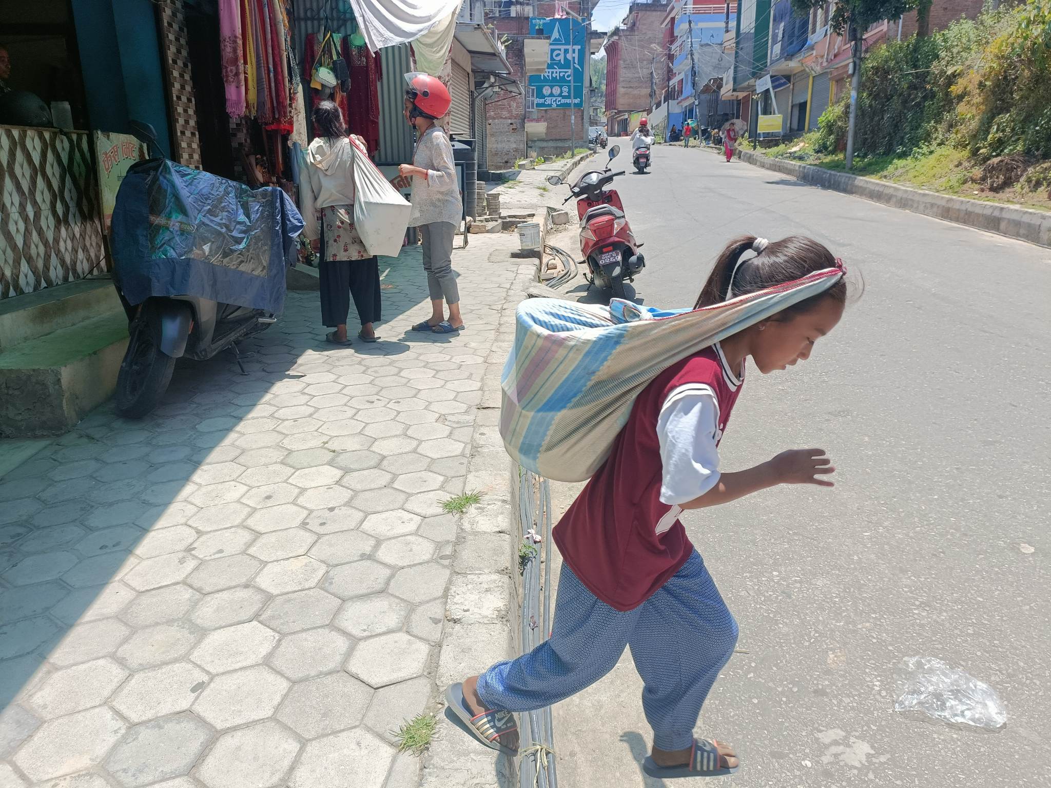 काफल बेच्दै कलमकापीको जोह गर्दै बालबालिका