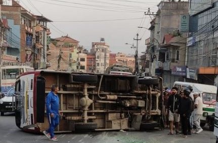 ललितपुरमा बिच सडकमा पल्टियो बस, १९ जना घाइते