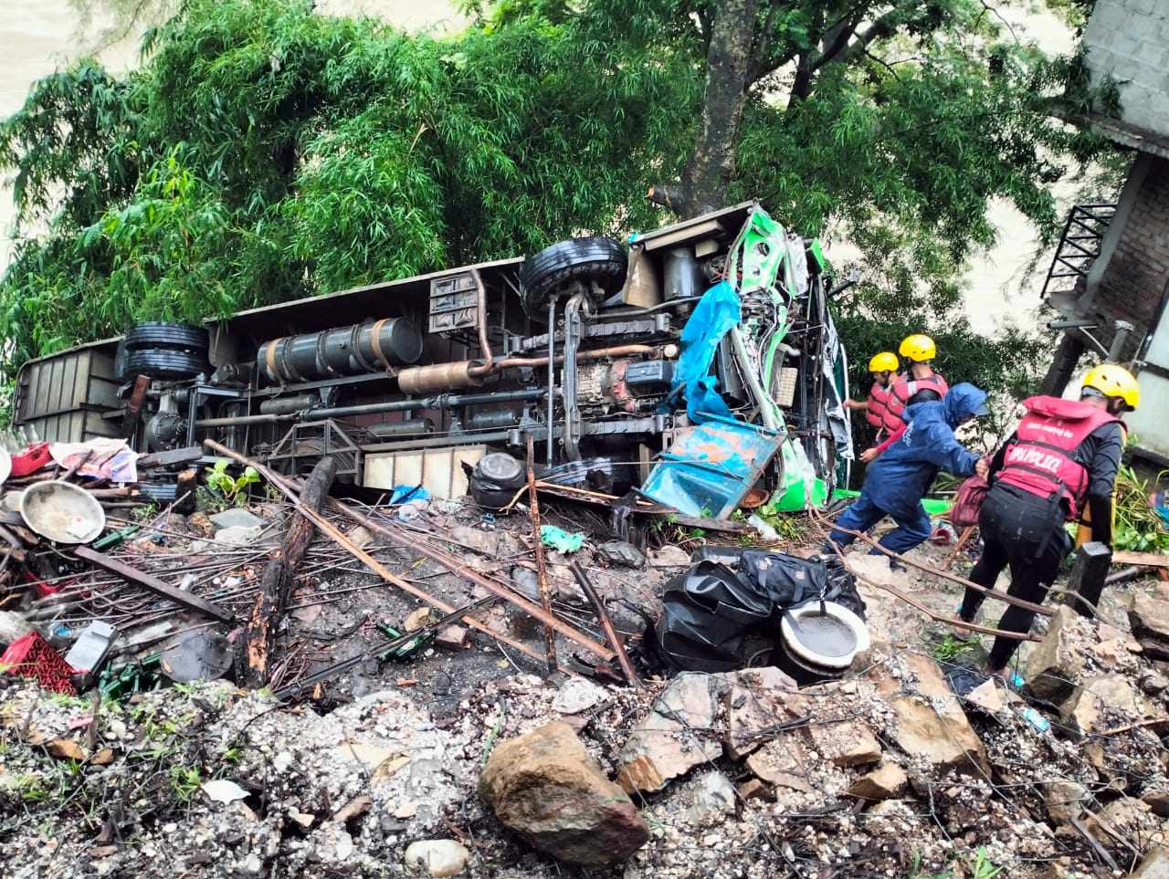 दासढुङगा नजिक यात्रुबाहक बस दुर्घटना हुँदा १९ जना घाइते
