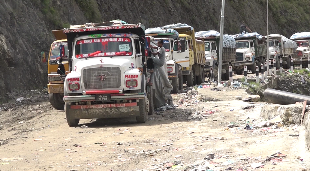 काठमाडौंबाट फोहोर लिएर जाने गाडीलाई शुल्क लिने ककनी गाउँपालिकाको निर्णय