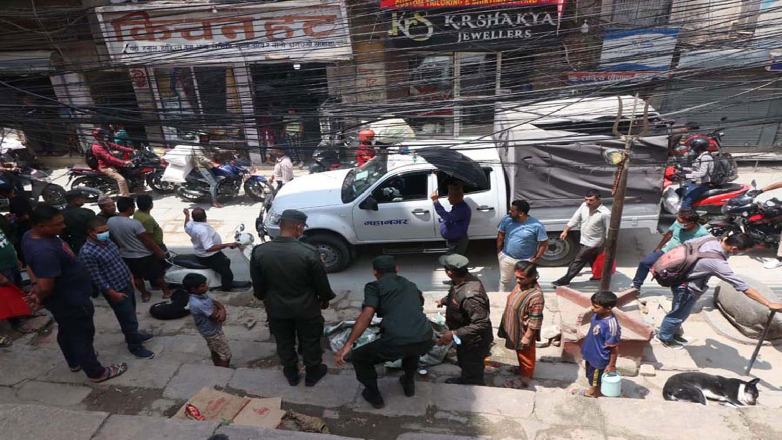 सडक व्यापारीसँग अभद्र र अमानवीय व्यवहार गर्ने नगर प्रहरीलाई कारबाही