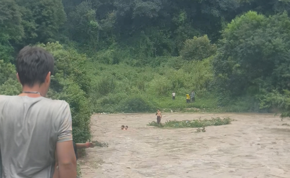 बल्खु खोलाको बीचमा अड्किएका दुई बालकको उद्धार