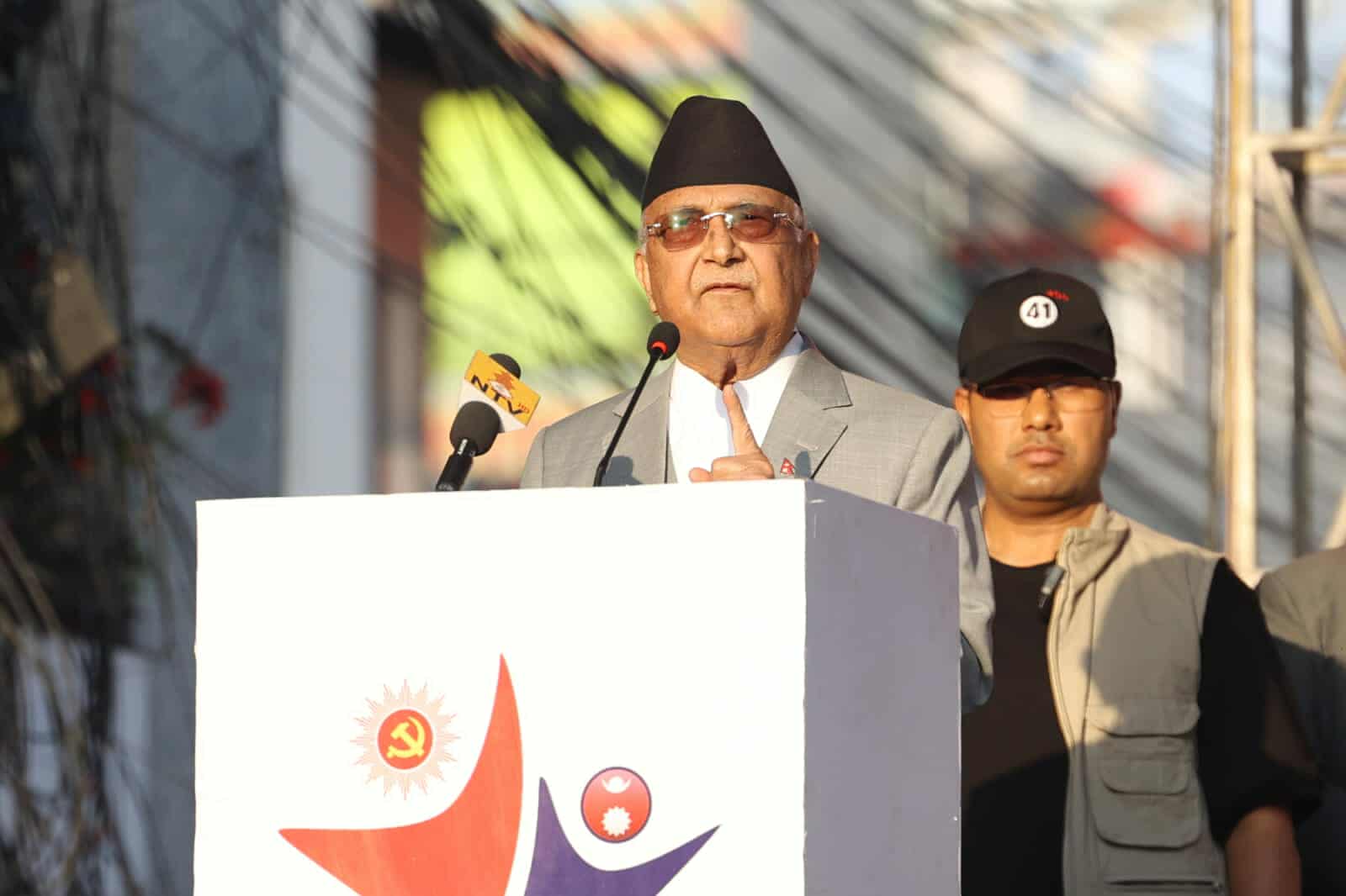 ओली नै निश्चिन्त छैनन् सरकार जोगिन्छ भन्नेमा, चुनावकाे तयारीमा लाग्न आह्वान