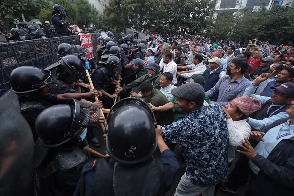 झडपमा ६२ शिक्षक, पाँच प्रहरी घाइते