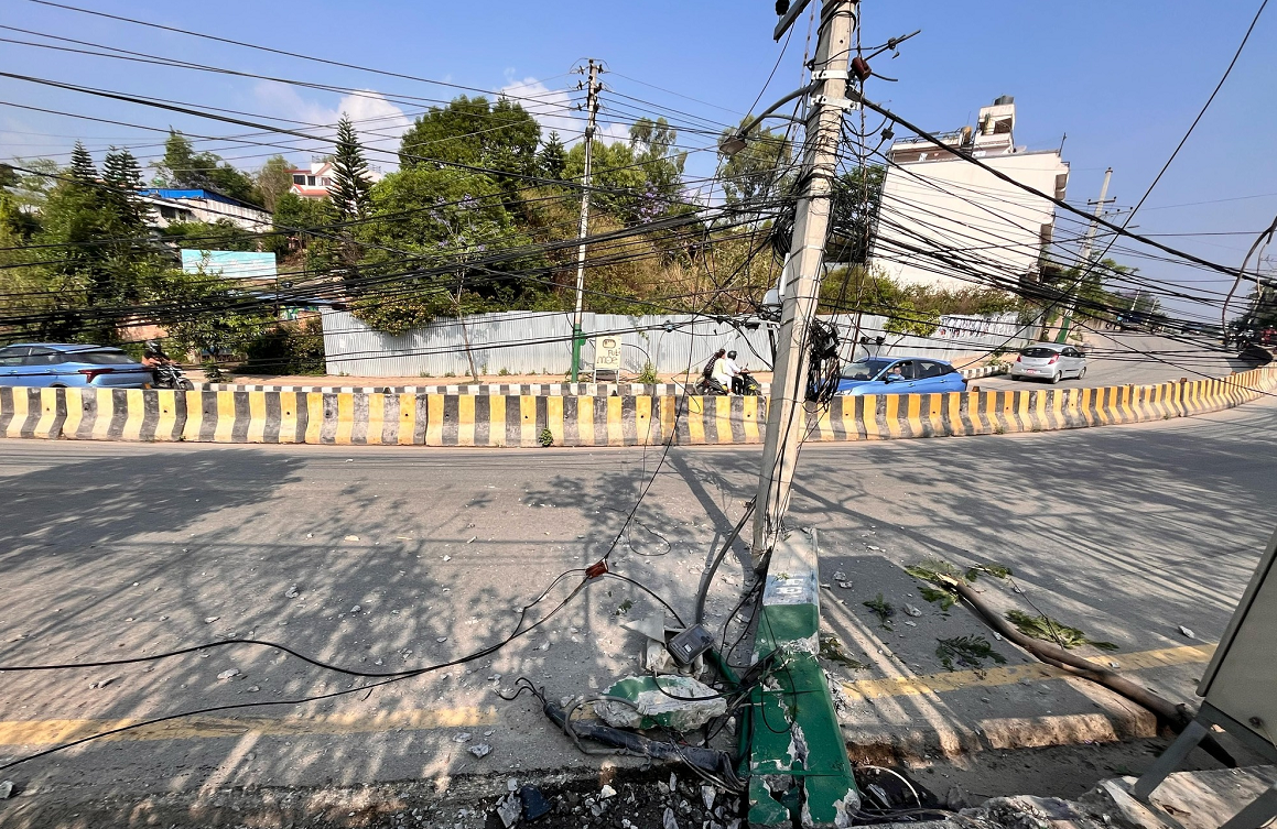 कारले ठक्कर दिँदा हात्तीवनमा विद्युतको पोल भाँचियो, तीनजना घाइते