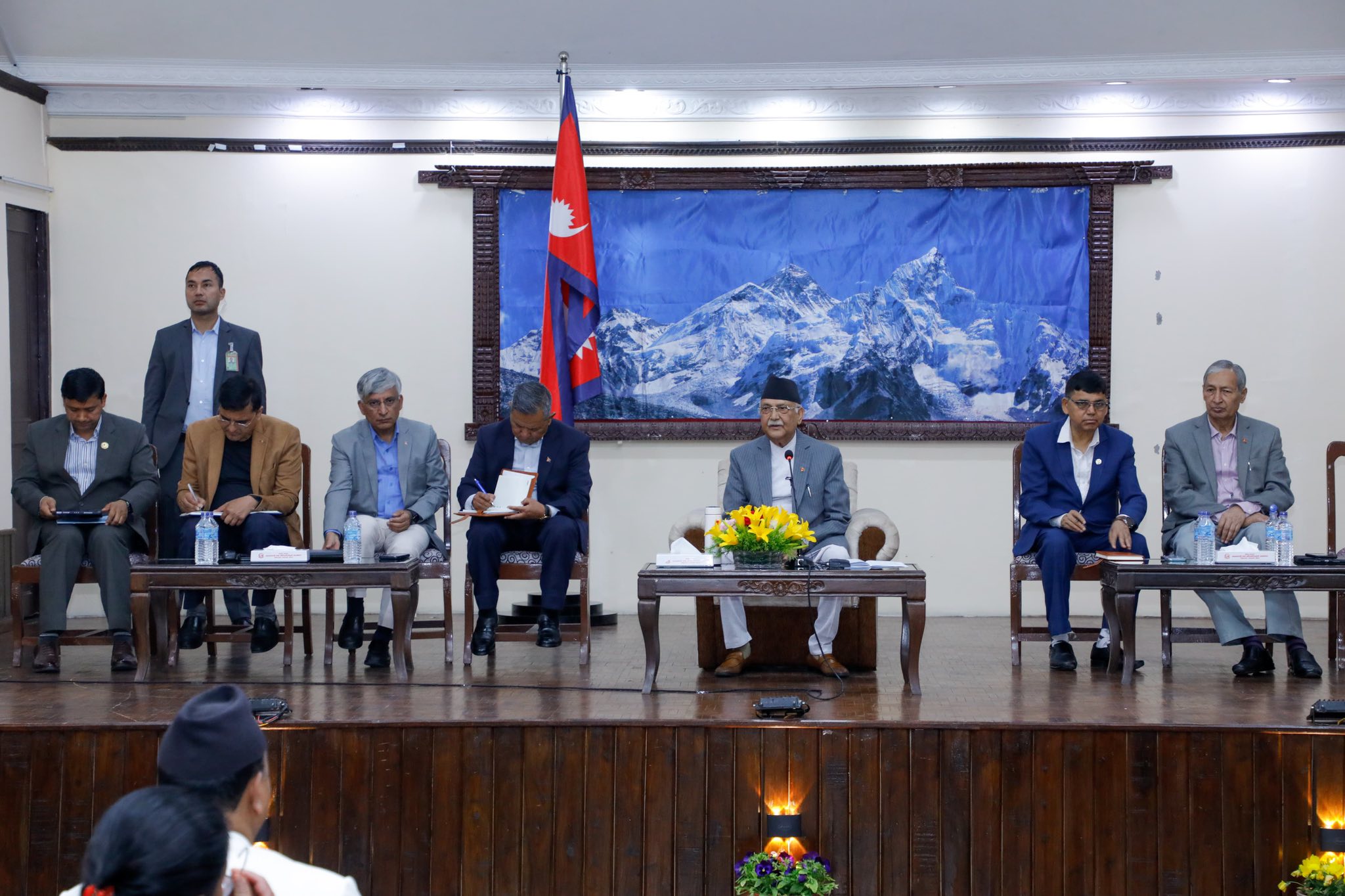 कांग्रेस रिसाएपछि एमालेले बोलायो सचिवालय बैठक