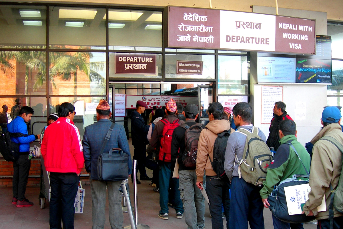 विप्रेषणको नयाँ रेकर्ड: आर्थिक वर्ष २०८१/८२ मा ८ लाख ३९ हजार बढी नेपालीले पाए श्रम स्वीकृति